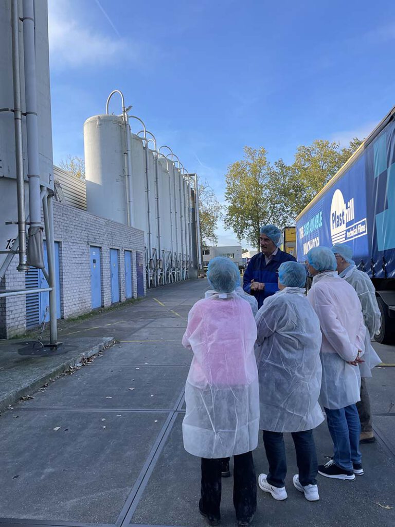 Groep leden van de VVS Hillegom in beschermende kleding op het Plasthill terrein.