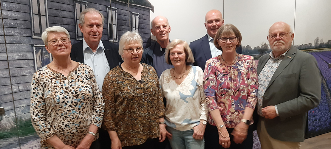 Het vrolijk lachende bestuur van de Vereniging Voor Senioren VVS Hillegom. V.l.n.r. Marry van der Hulst, Jan Boot, Gerda de Groot, dhr. Rutten, José Bon, André Beukers, Joke Heemskerk en Frans van Lierop