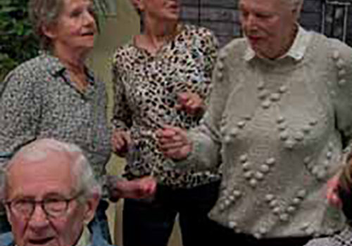 Drie dames twisten enthousiast bij optreden René Bes bij VVS Hillegom