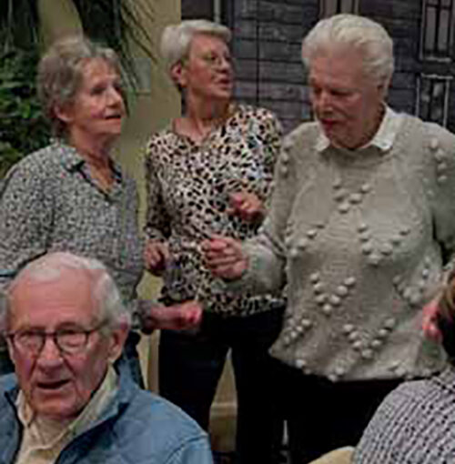 Drie dames twisten enthousiast bij optreden René Bes bij VVS Hillegom