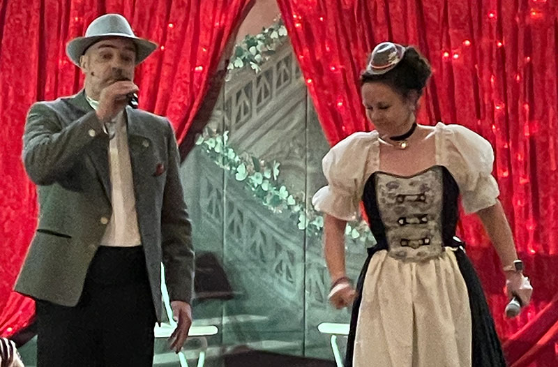 Operette optreden in Oostenrijkse klederdracht van Rolf en Angelique waarbij