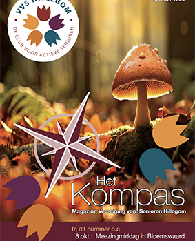 Cover van het oktobernummer van het ledenblad Kompas van VVS Hillegom. Close-up van een klein paddestoeltje in een bos.