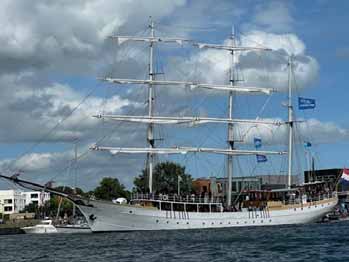 Grote witte driemaster waarmee VVS Hillegom naar Sail 2025 voer.