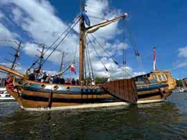 Prachtige oude schoener met 1 mast tijdens SAIL 2025.