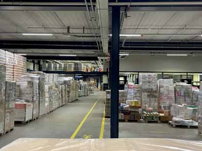 Magazijn vol met gesealde pallets.