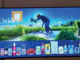 Beeldscherm met Aziatische man in rijstveld met daaronder tal van Aziatische voedselproducten.