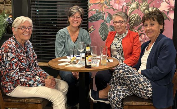 Een breed lachend damesteam tijdens de pubquiz van VVS Hillegom oktober 2025