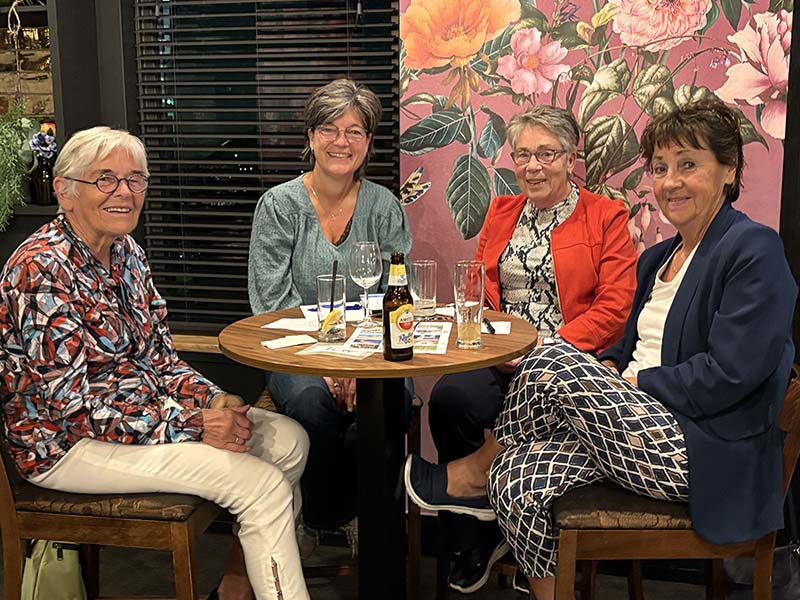 Een breed lachend damesteam tijdens de pubquiz van VVS Hillegom oktober 2025