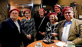 Bestuur VVS Hillegom getooid in rode baretten tijdens Franse Avond november 2025.