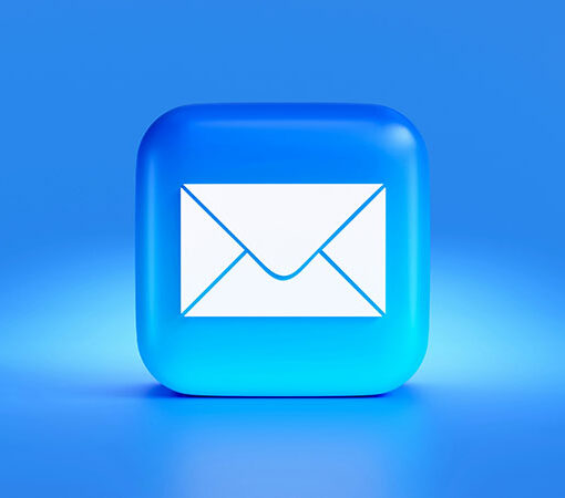 Blauw e-mail icoontje met witte envelop op helder blauwe achtergrond.