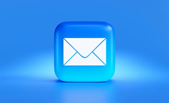 Blauw e-mail icoontje met witte envelop op helder blauwe achtergrond.