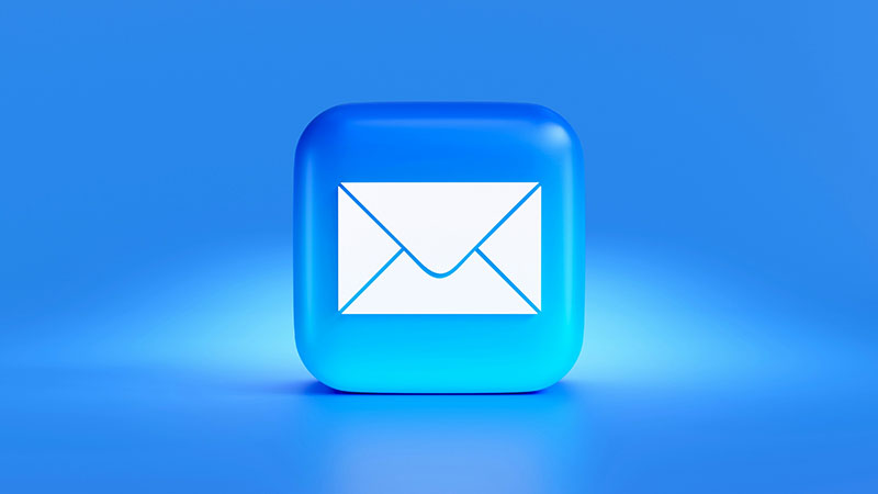 Blauw e-mail icoontje met witte envelop op helder blauwe achtergrond.