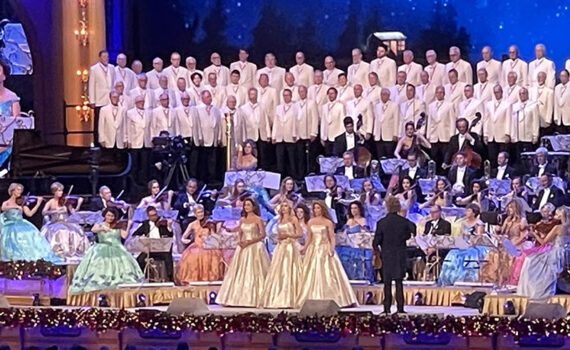 Andre Rieu met orkest in het MECC 2026 tijdens bezoek VVS Hillegom