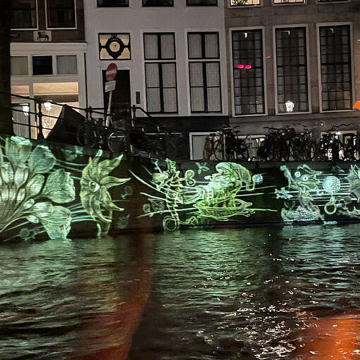 Amsterdam Light Festival 2026 projectie kerstman met slee op grachtwand