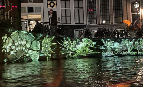 Amsterdam Light Festival 2026 projectie kerstman met slee op grachtwand
