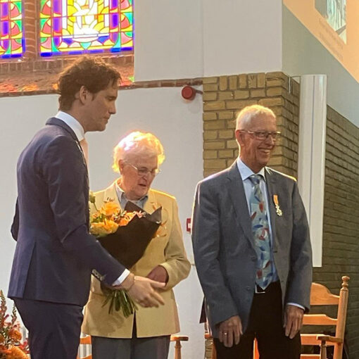 Oudere man krijgt koninklijke onderscheiding van burgemeester.