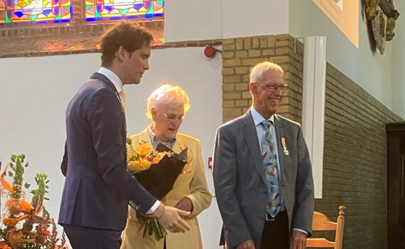 Oudere man krijgt koninklijke onderscheiding van burgemeester.