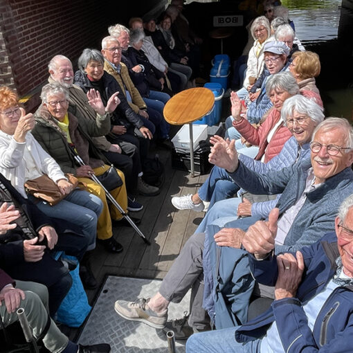 Senioren in een platte boot.