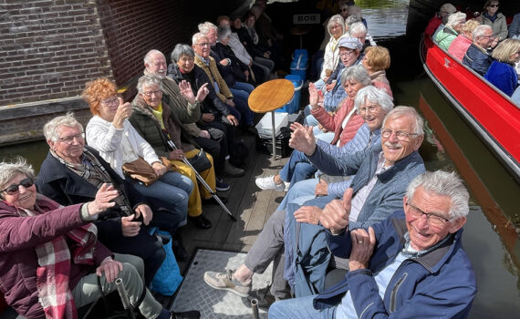 Senioren in een platte boot.