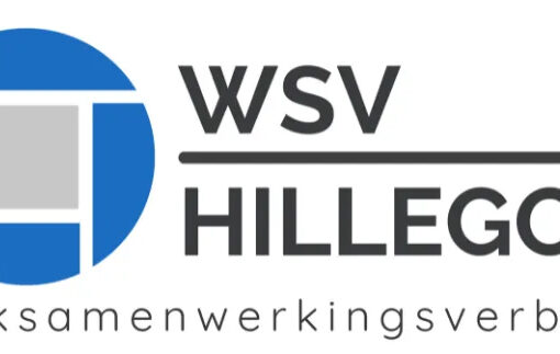 Rechts in zwarte hoofdletters, links uitgelijnd de letters WSV met daaronder het woord Hillegom. Daartussen een zwarte streep, even lang als het woord Hillegom. Links daarvan een blauw rondje met in het midden een grijs vierkant met witte strepen eromheen die ieder aan 1 kant van het vierkant doorlopen tot het uiteinde van het blauwe rondje. Onder de cirkel en de tekst WSV Hillegom, het woord Wijksamenwerkingsverband, met alleen de W als hoofdletter. Niet vet.