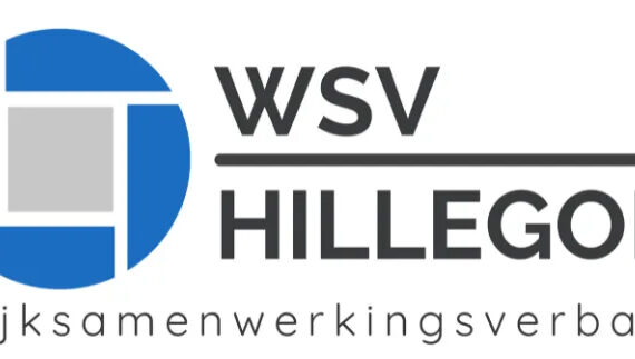 Rechts in zwarte hoofdletters, links uitgelijnd de letters WSV met daaronder het woord Hillegom. Daartussen een zwarte streep, even lang als het woord Hillegom. Links daarvan een blauw rondje met in het midden een grijs vierkant met witte strepen eromheen die ieder aan 1 kant van het vierkant doorlopen tot het uiteinde van het blauwe rondje. Onder de cirkel en de tekst WSV Hillegom, het woord Wijksamenwerkingsverband, met alleen de W als hoofdletter. Niet vet.